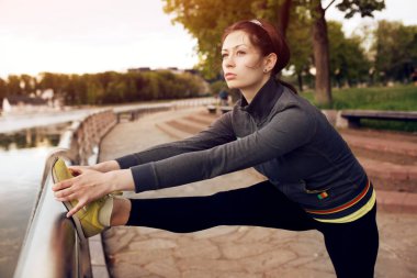 Onu Çalıştır göl Şehir Parkı Yong kadın runner güzel rakam önce germe egzersiz yaparak ile başladı