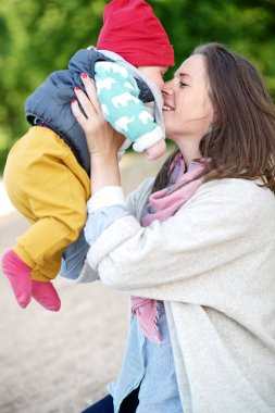 Genç ve mutlu anne genç oğlu için umurunda ve onunla parkta yaz aylarında oynadı. aile kavramı