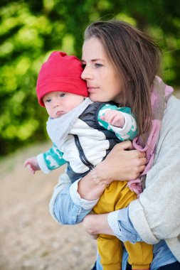 Genç ve mutlu anne genç oğlu için umurunda ve onunla parkta yaz aylarında oynadı. aile kavramı