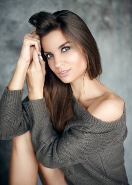 Güzel gülümseme ve uzun güzel saçları genç ve güzel bir kızla yakın portresi