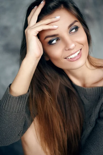 Retrato cercano de una chica joven y hermosa con una hermosa sonrisa y cabello largo y hermoso — Foto de Stock
