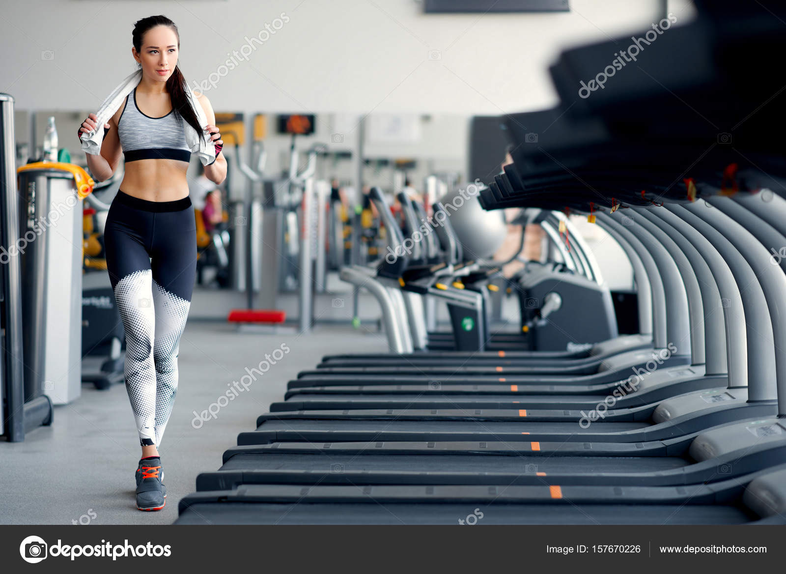 Молодая Сильная Мускулистая Женщина Отдыхает Спортзале Возле.