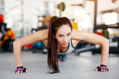 Genç ince ve güzel kadının yapması spor plank. Spor ve sağlıklı yaşam kavramı