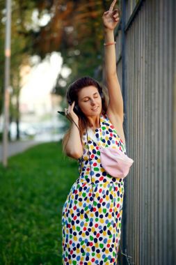 genç güzel kız sokakta mp3 çalar müzik