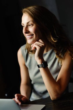 Onu laptop pencerenin yanında çalışan genç kız