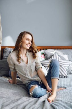 Genç güzel kız evde yatağında dinleniyor. Bir yaşam tarzı ve aile kavramı