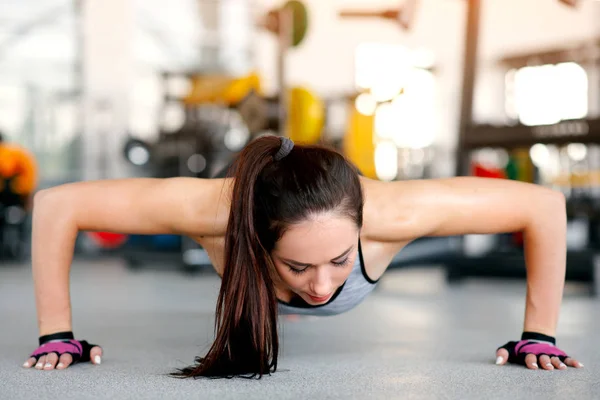 Joven Mujer Delgada Bonita Haciendo Tablón Gimnasio Concepto Deporte Estilo — Foto de Stock