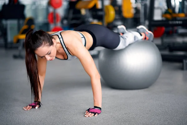 年轻强壮肌肉的妇女做木板在 Fitball 在健身房 — 图库照片