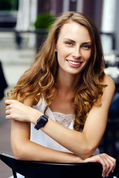 Hermosa chica con pecas y pelo largo y rizado. Estilo de vida retrato al aire libre — Foto de Stock