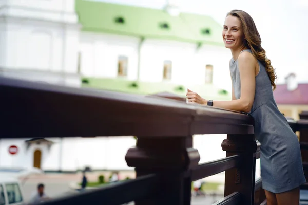 Mulher loira bonita na moda posando ao ar livre com sorriso . — Fotografia de Stock