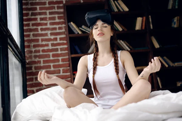Concepto de tecnología y estilo de vida. Mujer jugar el videojuego con el dispositivo de realidad virtual — Foto de Stock