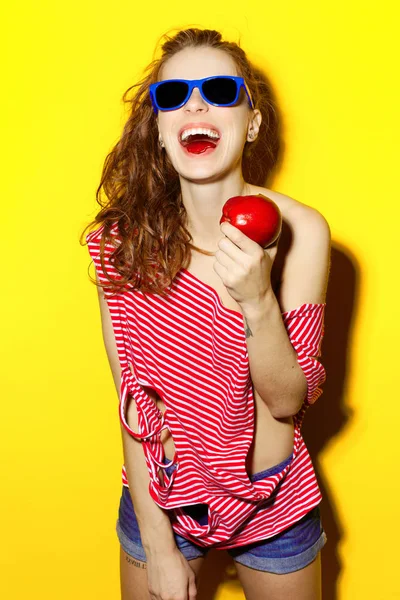 Hermosa chica sexy joven en gafas de sol azules y rojo rayas T-s — Foto de Stock