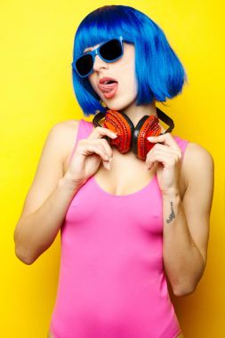 Güzel genç seksi kız dj mavi peruk mavi güneş gözlüğü ve PIN