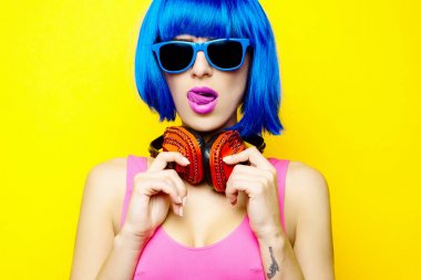 Güzel genç seksi kız dj mavi peruk mavi güneş gözlüğü ve PIN