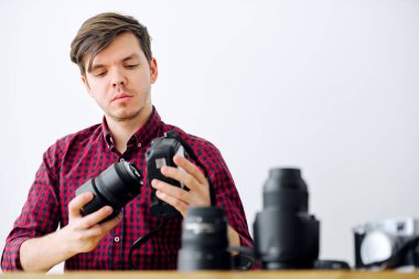 Genç adam objektif kameraya bağlanır.