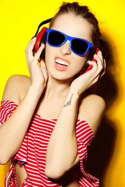 Bela jovem sexy menina dj no azul óculos de sol e vermelho listrado — Fotografia de Stock