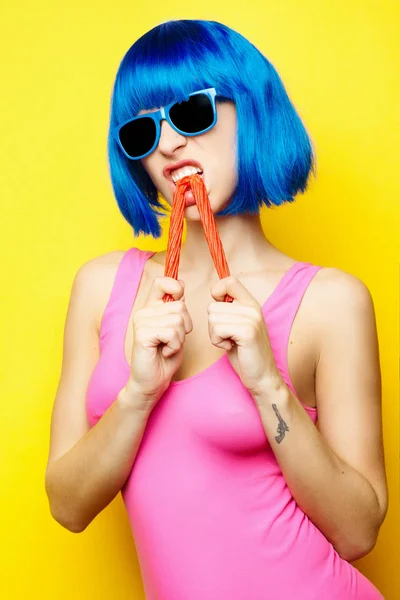 Bela jovem sexy menina no azul peruca azul óculos de sol e rosa b — Fotografia de Stock