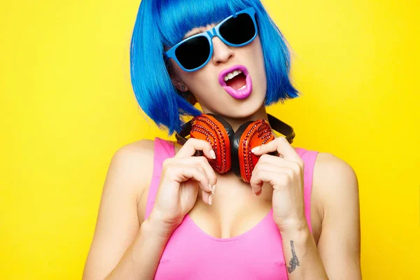 Bela jovem sexy menina dj no azul peruca azul óculos de sol e pino — Fotografia de Stock