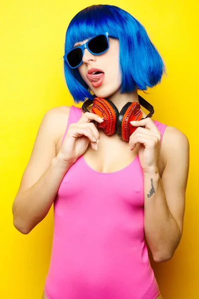 Bela jovem sexy menina dj no azul peruca azul óculos de sol e pino — Fotografia de Stock