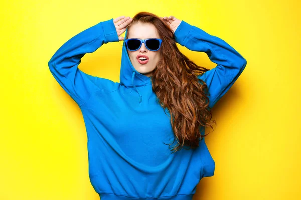 蓝衬衫和太阳镜有 f 的性感美女 — 图库照片