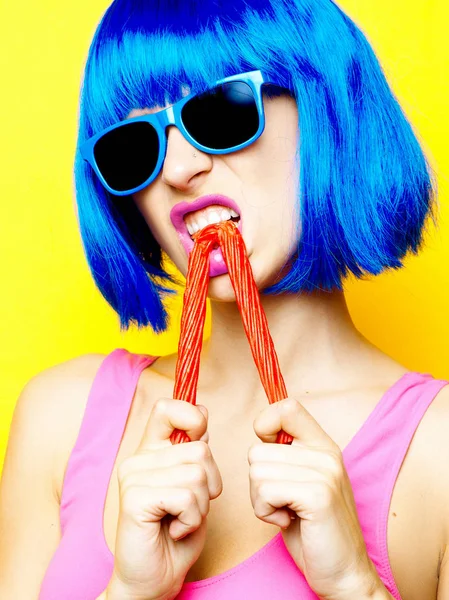 在蓝色假发蓝色太阳镜和粉红色 b 的性感美女 — 图库照片