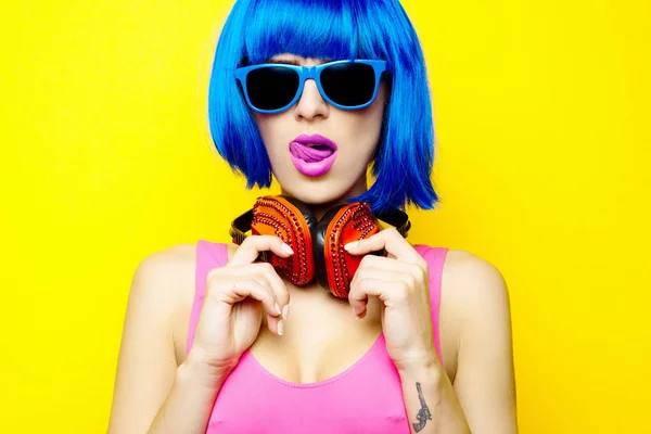 Beautiful young sexy girl dj in blue wig blue sunglasses and pin — Stock Photo, Image