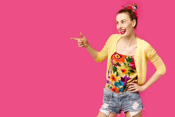 Joven hermosa chica en suéter amarillo sobre fondo rosa muestra ok. Concepto de obsesión de color. Estilo minimalista, con estilo de moda — Foto de Stock