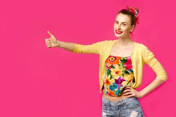 Joven hermosa chica en suéter amarillo sobre fondo rosa muestra ok. Concepto de obsesión de color. Estilo minimalista, con estilo de moda — Foto de Stock