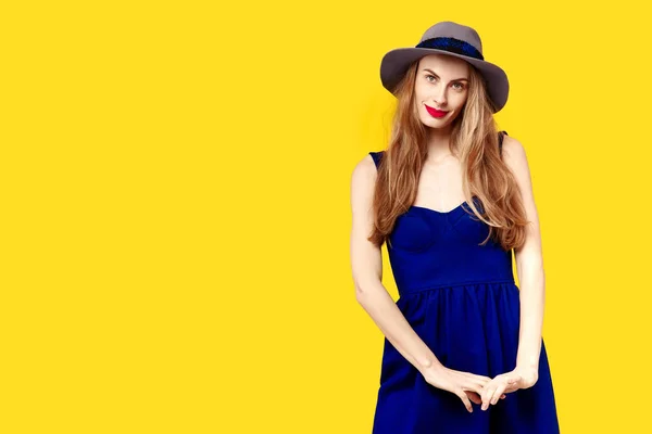 Mujer joven sobre un fondo amarillo con un sombrero sonriente. Concepto de nutrición saludable y deportes. Concepto de obsesión por el color. Estilo minimalista. Moda con estilo —  Fotos de Stock