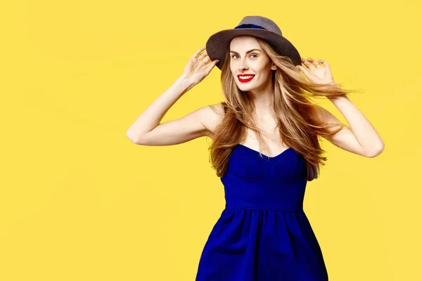Giovane donna su sfondo giallo con un cappello sorridente. Concetto di alimentazione sana e sport. Il concetto di ossessione per il colore. Stile minimalista. Trendy alla moda — Foto Stock