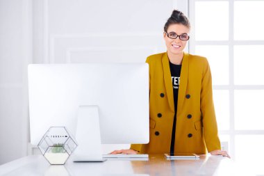 Ofisteki genç bayan tasarımcı bilgisayarda çalışıyor. Ofisteki iş kadını