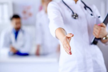 Bayan doktor ofiste el sıkışıyor.