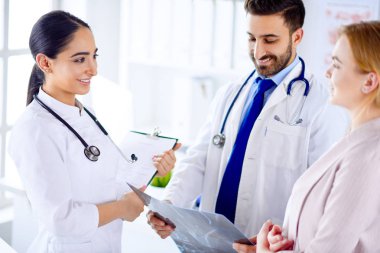 İki doktor hastayla iletişim kurar ve teşhisi hastanedeki hastaya bildirir..