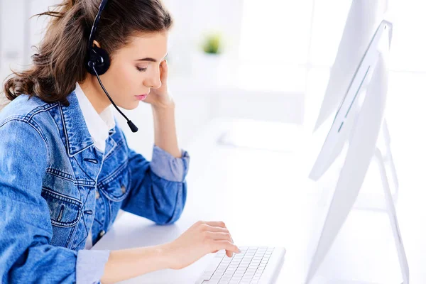 Cansado Operador Suporte Cliente Feminino Escritório Com Fone Ouvido — Fotografia de Stock