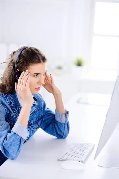 Cansado Operador Suporte Cliente Feminino Escritório Com Fone Ouvido — Fotografia de Stock