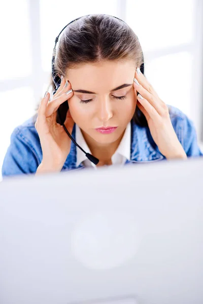 Κουρασμένη Γυναίκα Χειριστής Υποστήριξης Πελατών Στο Γραφείο Ακουστικά — Φωτογραφία Αρχείου