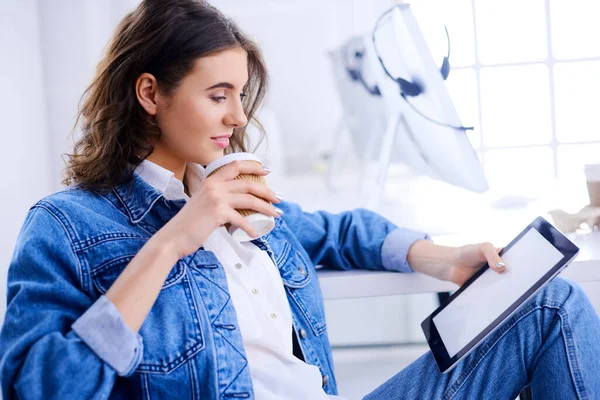 Joven Trabaja Oficina Con Una Tableta Estudiante Bebiendo Café Loft — Foto de Stock