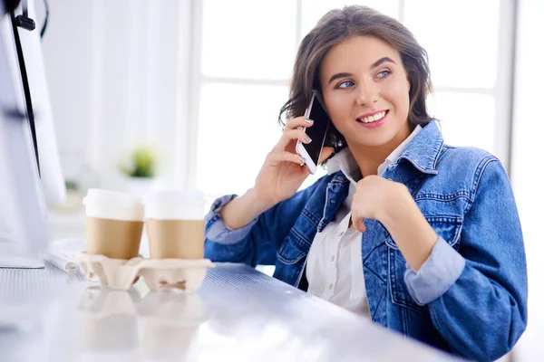 Ofisteki Genç Bayan Kahve Içiyor Telefonda Konuşuyor Çatı Katındaki Hippi — Stok fotoğraf