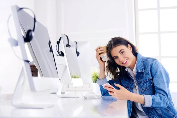 Mujer Joven Oficina Está Bebiendo Café Navegando Por Teléfono Hipster — Foto de Stock