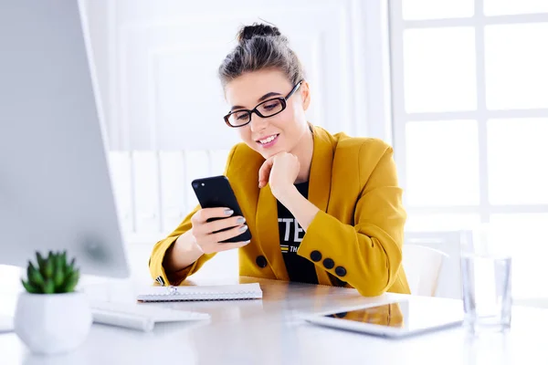 Mujer Negocios Navegando Por Teléfono Oficina Mientras Está Sentada Una — Foto de Stock