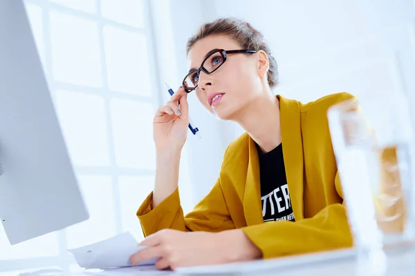 Mujer Negocios Leyendo Documentos Sentada Escritorio Oficina — Foto de Stock