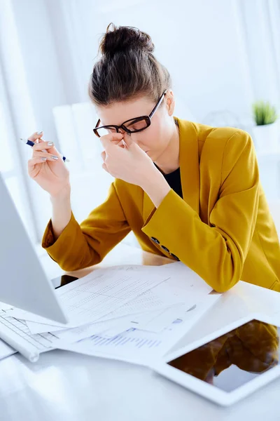 Trött Affärskvinna Med Skrivbord Och Dokument Sitt Kontor — Stockfoto