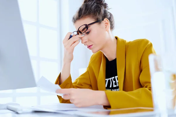 Trött Affärskvinna Med Skrivbord Och Dokument Sitt Kontor — Stockfoto