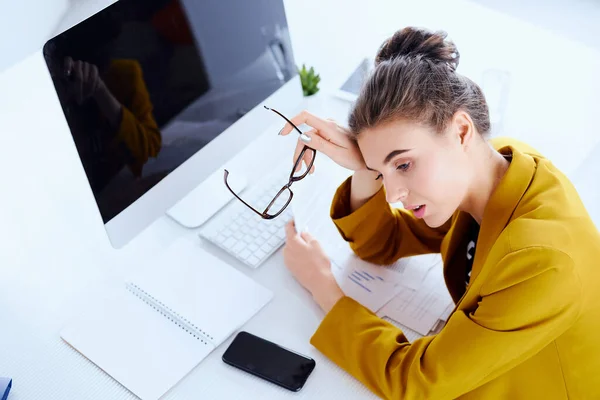 Ovanifrån Trött Affärskvinna Med Skrivbord Och Dokument Hennes Kontor — Stockfoto