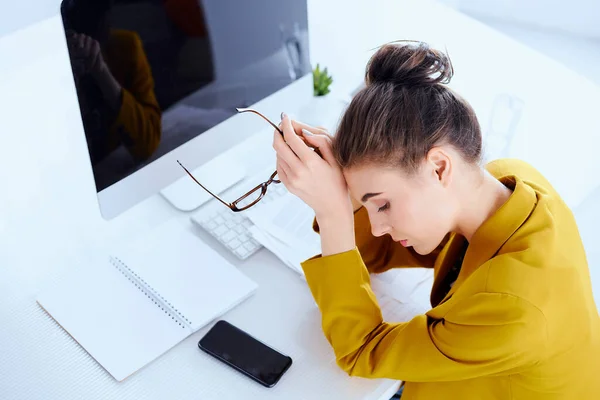 Ovanifrån Trött Affärskvinna Med Skrivbord Och Dokument Hennes Kontor — Stockfoto