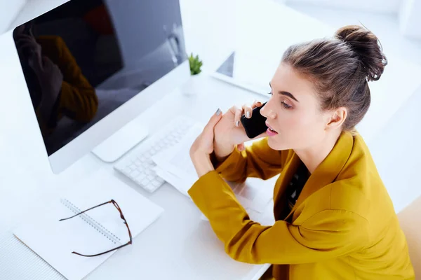Visão Superior Mulher Negócios Com Desktop Falando Telefone Seu Escritório — Fotografia de Stock