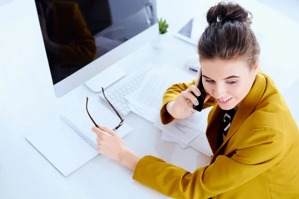 Visão Superior Mulher Negócios Com Desktop Falando Telefone Seu Escritório — Fotografia de Stock