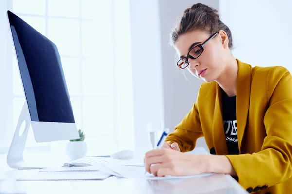 Retrato Mulher Negócios Com Desktop Escreve Documento Seu Escritório — Fotografia de Stock