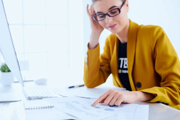 Mujer Negocios Leyendo Documentos Sentada Escritorio Oficina — Foto de Stock