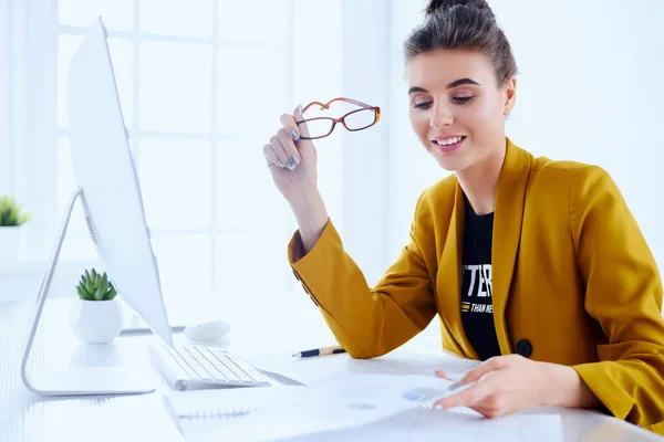 Mujer Negocios Leyendo Documentos Sentada Escritorio Oficina — Foto de Stock